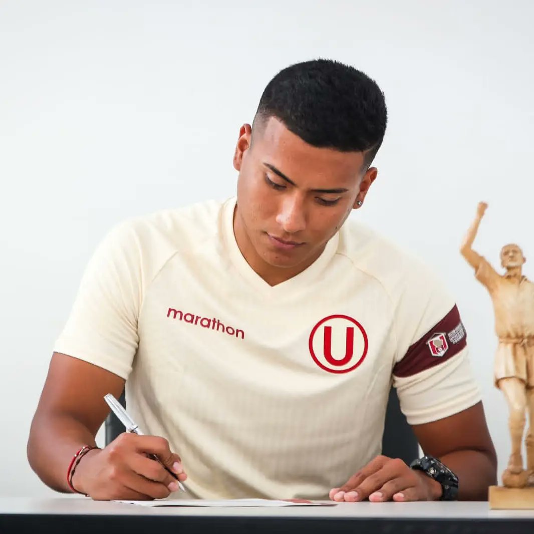 Hugoancajima10's tweet photo. Primero agradecer a Dios,a mi familia y especialmente al club @Universitario por la confianza de integrarme al club,brindaré todo mi esfuerzo y capacidad para conseguir esa estrella tan ansiada por todos,ya quiero que llegue el día de debutar con toda la hinchada en el Monumental https://t.co/ot67jqv3Qn