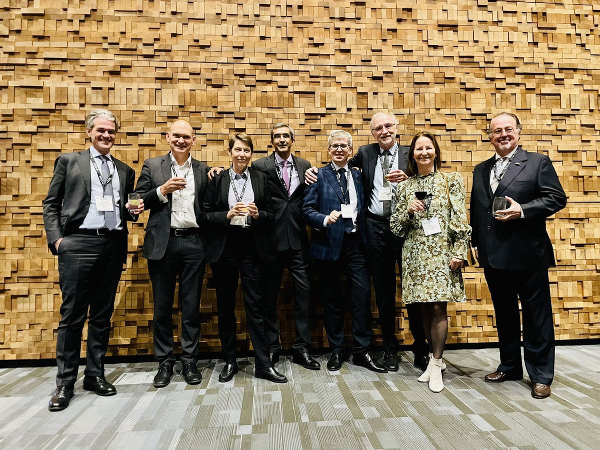 The 8 pillars of <a href="/TARPSWG/">TARPSWG</a> reunited in #Vancouver #CTOS2022 #CTOSTweeTOS From a small meeting in #Milan to the largest #retroperitoneal #sarcoma group of the world. What #leaders look like❗️