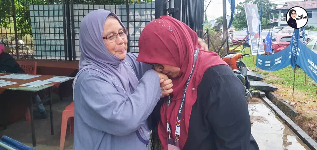 emysamsudin's tweet photo. Saya dah mengundi. Terima kasih mak sentiasakan doakan Emy
#terusbekerja #terusberkhidmat #calon02 #PNBEST #bersihdanstabil https://t.co/I57bGrHWDp