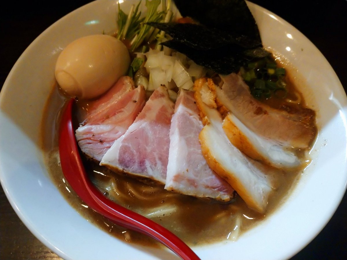 ramen36524's tweet photo. 麺処夏海 特製煮干豚骨ラーメン 濃厚なスープと麺、玉ねぎのハーモニーが素晴らしい。チャーシューも変わらず絶品。#赤羽 #ラーメン #ramen https://t.co/ACtJwgsJO0