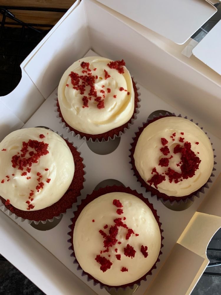 cupcakes with my favorite sibling 😋🧁