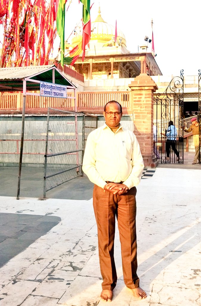 paras_naresh's tweet photo. एकबार फिर राज राजेश्वरी कैला माता जी के दर्शनों का सौभाग्य प्राप्त हुआ। इसबार एक लापता बच्चे की खोज में जाना पड़ा। यूपी तथा राजस्थान पुलिस के संयुक्त प्रयास से बच्चे को सकुशल बरामद कर लिया गया। #NareshParas https://t.co/pLuulekYbU