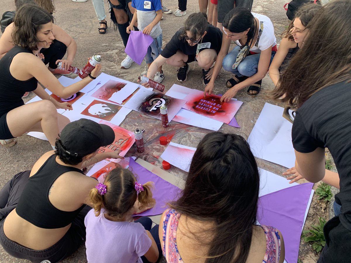 ruidouy's tweet photo. Así vivimos nuestro taller de pañuelos para el #25N en el #FestivalDescomunal junto al @Municipiob 💜✊🏽 ¡Gracias a todxs lxs que se arrimaron! https://t.co/3T0PqPJyGz