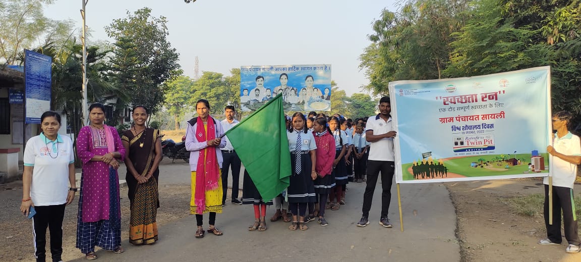 GramSayli's tweet photo. #swachhatarun program was organised on #WorldToiletDay2022 @GramSayli with sarpanch @KuntabenVartha and all the elected members of @GramSayli and school students.
#SwachhBharatMission @drapurvasharma
@DP_DNH @CollectorDnh @nishabhavar @mopr_goi @prafulkpatel @dpradhan74 https://t.co/Tzuq67lOwB