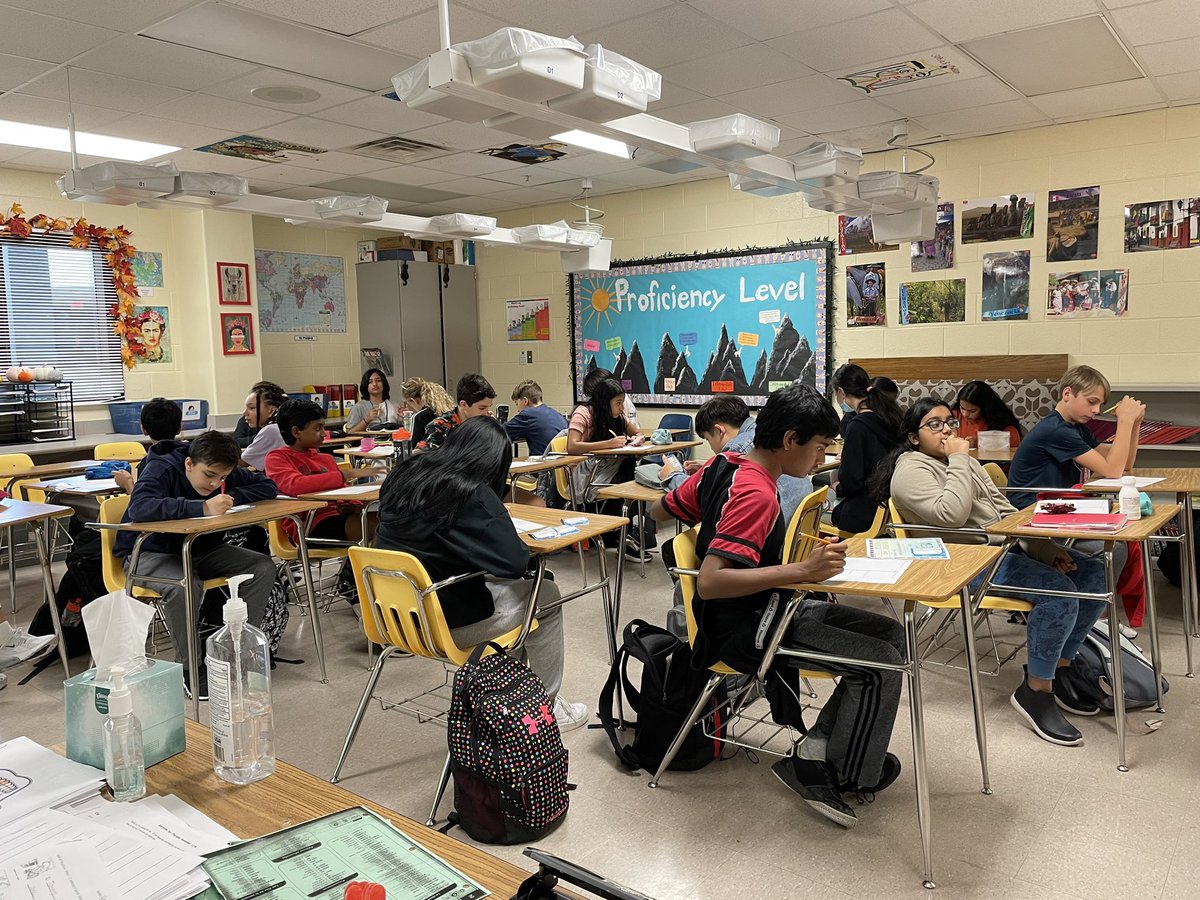 Profe_Inchauste's tweet photo. -AR verb review by playing Scoot with flashcards. 100% engagement. https://t.co/q7kjrNn7qv