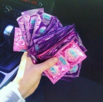 Dejen fotos de sus personajes y 
    pondré cuántos condones 
           usaríamos (1-20)