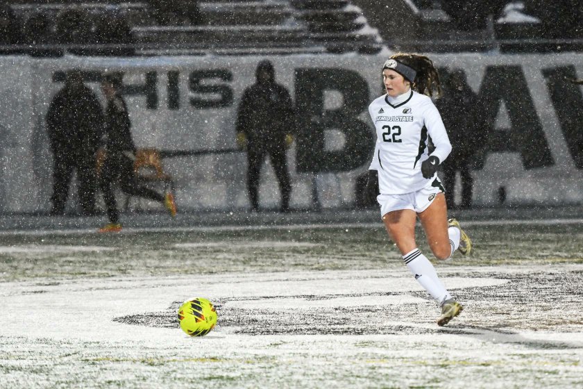 As players decked out in leggings, hats and extra layers wherever possible, Maggie Cade treated the frigid temps like August. And don’t be confused: This was tougher than anything her professional sister's ever faced in Iceland. (📸: <a href="/madelynhaasken/">madelyn</a>)

❄️: bit.ly/3EMQdYV