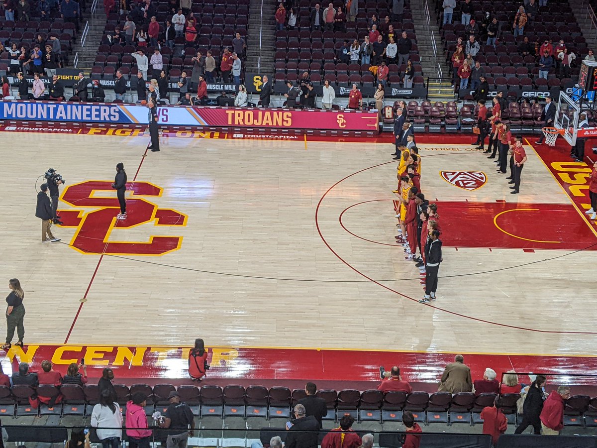 kentura82's tweet photo. Greetings from the @galen_center. #BeatTheMount 🏀✌️
#trafficsucks https://t.co/C3tKMwxUv1