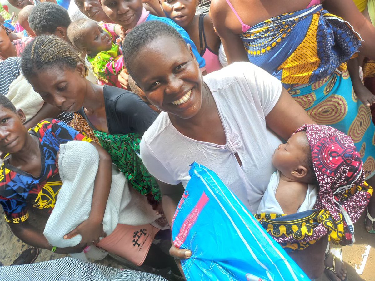 HealingHe3's tweet photo. Mosquito nets distributed to nursing mothers at the IDP camp in Oleh and Ozoro Delta State. #nigeria #instablog
#floodvictims #floodrelief #floodsinnigeria2022 #healinghands
#uvohonoriobe @USAIDNigeria @TYDFoundation https://t.co/FORX2fL5Gk