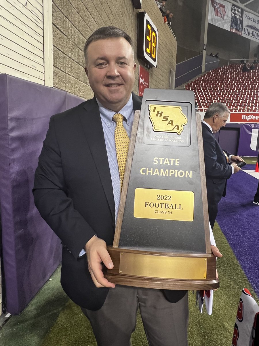StephenPettit's tweet photo. Another fun night handing out a state championship trophy to the SOUTHEAST POLK RAMS!!! ⁦@SEPolkRams⁩ ⁦@sep_football⁩ #1SEP https://t.co/Qgg6OuWNmz