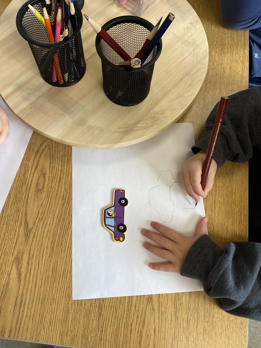 We are learning that writes can draw and label a picture. Students enjoyed tracing the puzzle piece, adding the details and labelling parts of the picture.