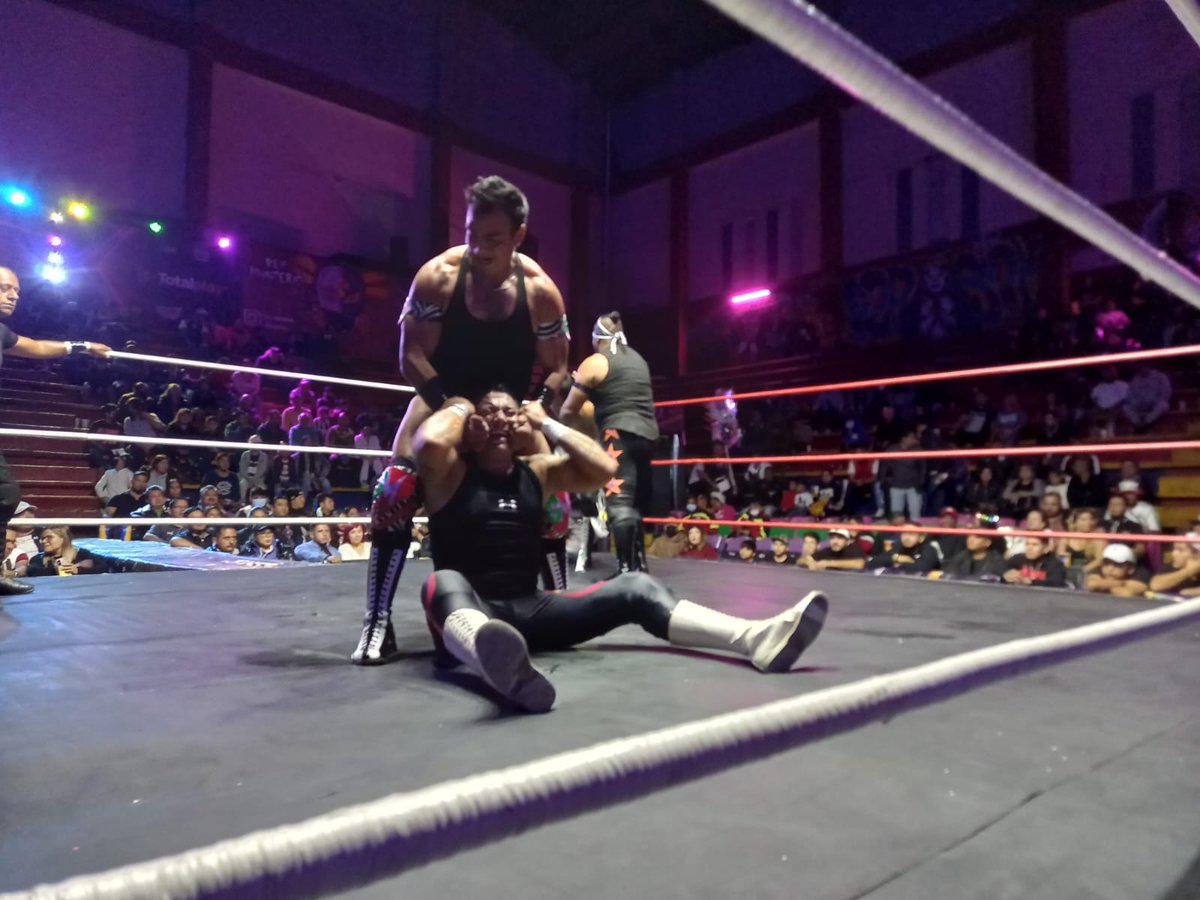 LaTijeraLucha's tweet photo. En una lucha derelevos sencillos, la pareja de #LosCompadresRancheros se logran imponer a #LosGuererosAzteca de forma sorpresiva ya que #GuerreroMixticoJr y #TonyCirioJr dominaron gran parte de la contienda, sin embargo un chispazo de #CrisStoneJr y de #ChuchoElRoto ... https://t.co/DtTKVVqiOd
