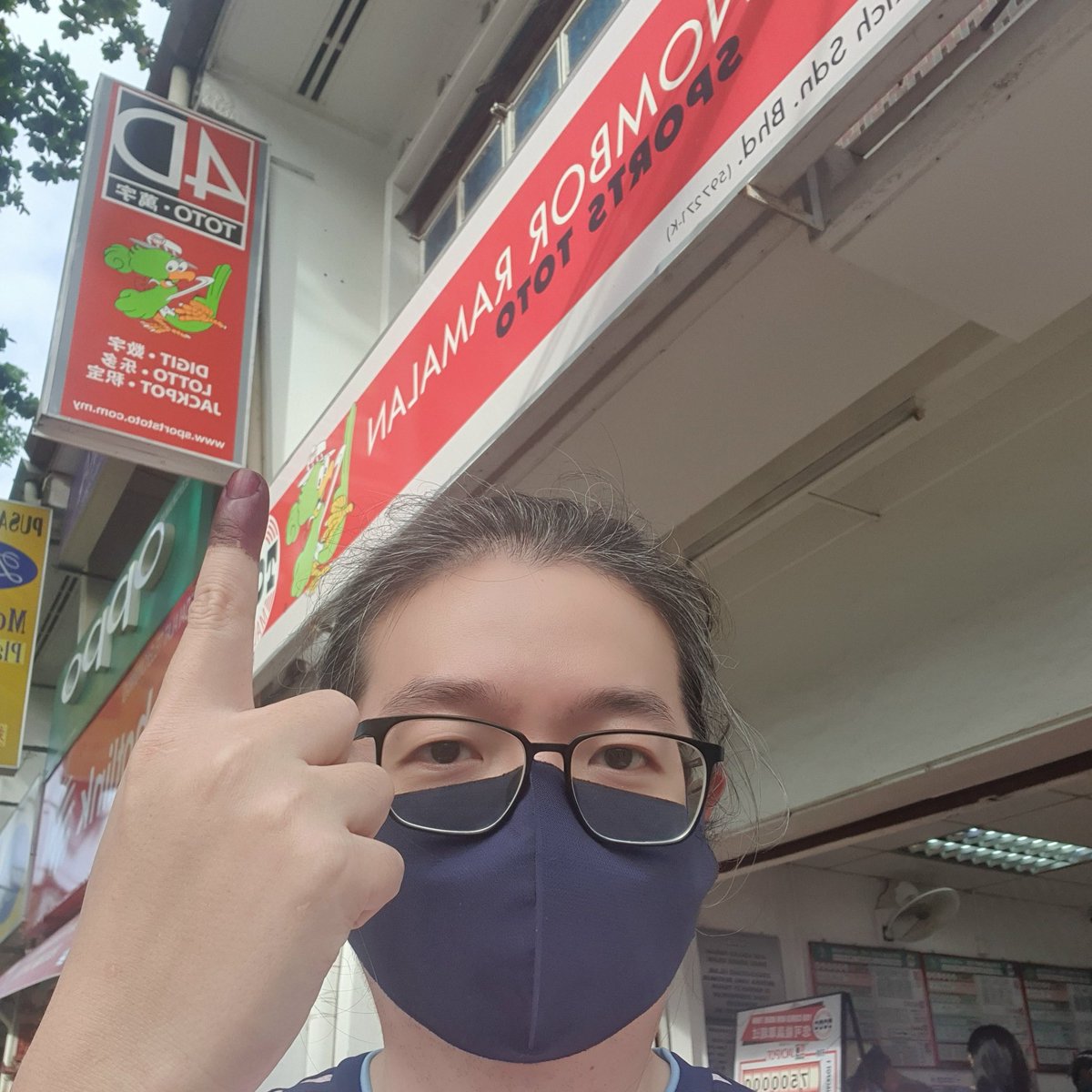 gynaepenang's tweet photo. GE15 MALAYSIA MEMILIH

From my wise UM supersenior
"我去投票 不是因为我能
一票定输赢
我去投票 只是因为输赢
有我那一票"

I go to vote not because my vote will determine win or lose
I go to vote because no matter win or lose, my vote is part of it

#undi100peratus #Undilah https://t.co/rKsteZMhwc