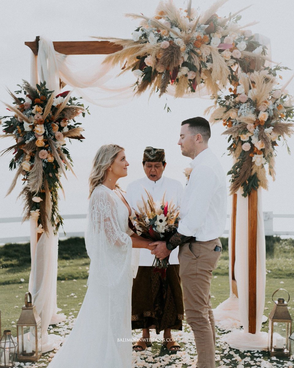balimoonwedding's tweet photo. Private clifftop elopement with an amazing ocean view. From the wedding of Carley &amp; Patrick 💕 💕

📸 @themarvelous_pictures
🌷 @mystyleweddingdecoration

#weddinginbali #elopement #balielopement #baliengagement #baliwedding #baliforestwedding  #balisunsetwedding #junebugweddings https://t.co/2KPQokoSUv