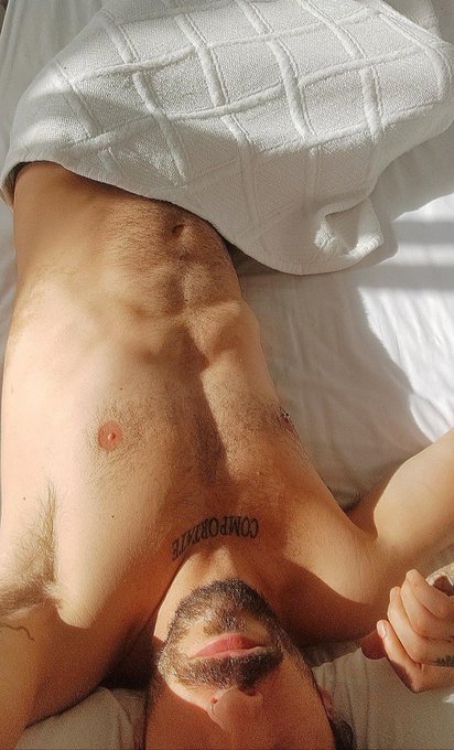 Despu&eacute;s de un duro y largo d&iacute;a... toca meterse en la cama... https://t.co/yVHmNdQVyO