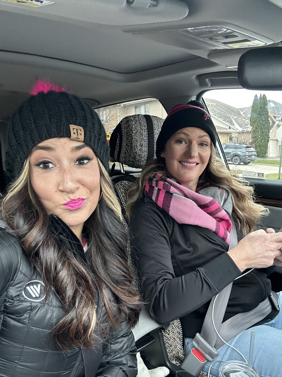 Magenta weekend calls for store visits with the best Gals in Wireless 🔥🙌🏽#chicagovisits #OneTeamOneDream #magentafriday <a href="/mariajimenezz4/">Maria Jimenez</a> <a href="/shellalatulip/">Michaella LaTulip</a> <a href="/L_Salazar18/">Layla Salazar</a>