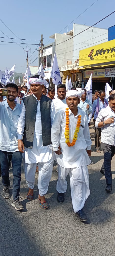 आजकल कोई भी घटना घटित होती है तो बदनाम आदिवासी समुदाय को किया जाता है उदयपुर की घटना की घोर निंदा करते है हम किसी भी अपराध को रोकना चाहते है मगर गुजरात और राजस्थान प्रिंट मीडिया ने भीलप्रदेश को बदनाम किया है 
मीडिया आदिवासी हितेषी नही है 
जोहार 🏹🙏
#आदिवासियों_का_दुश्मन_मीडिया