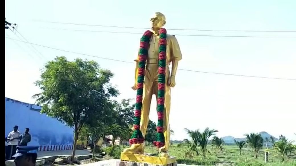 சுதந்திரப் போராட்ட வீரர், "சமுக நீதி நாயகர்" அய்யா
#தேசியதலைவர் #இமானுவேல்சேகரானார்
அவர்களின் சுதந்திர போராட்ட தியாகத்தை போற்றும் வண்ணம் மக்களால் நிறுவப்பட்ட சிலையை அரசு அகற்றுவது அய்யாவின் தியாகத்தை கொச்சைப் படுத்துவதற்கு சமமாகும்.

<a href="/CMOTamilnadu/">CMOTamilNadu</a>
<a href="/VNRCollector/">District Collector, Virudhunagar</a>
<a href="/arivalayam/">DMK</a>