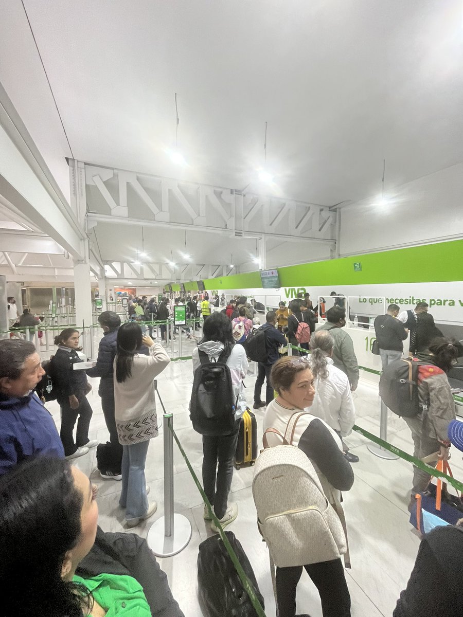 hblanco76's tweet photo. Qué vas a hacer @VivaAerobus personas súper enojadas por la cancelación de los vuelos para Tuxtla y Merida #vivaerobus #vueloscancelados #mierdavivaaerobus https://t.co/vhPkeMLM3L