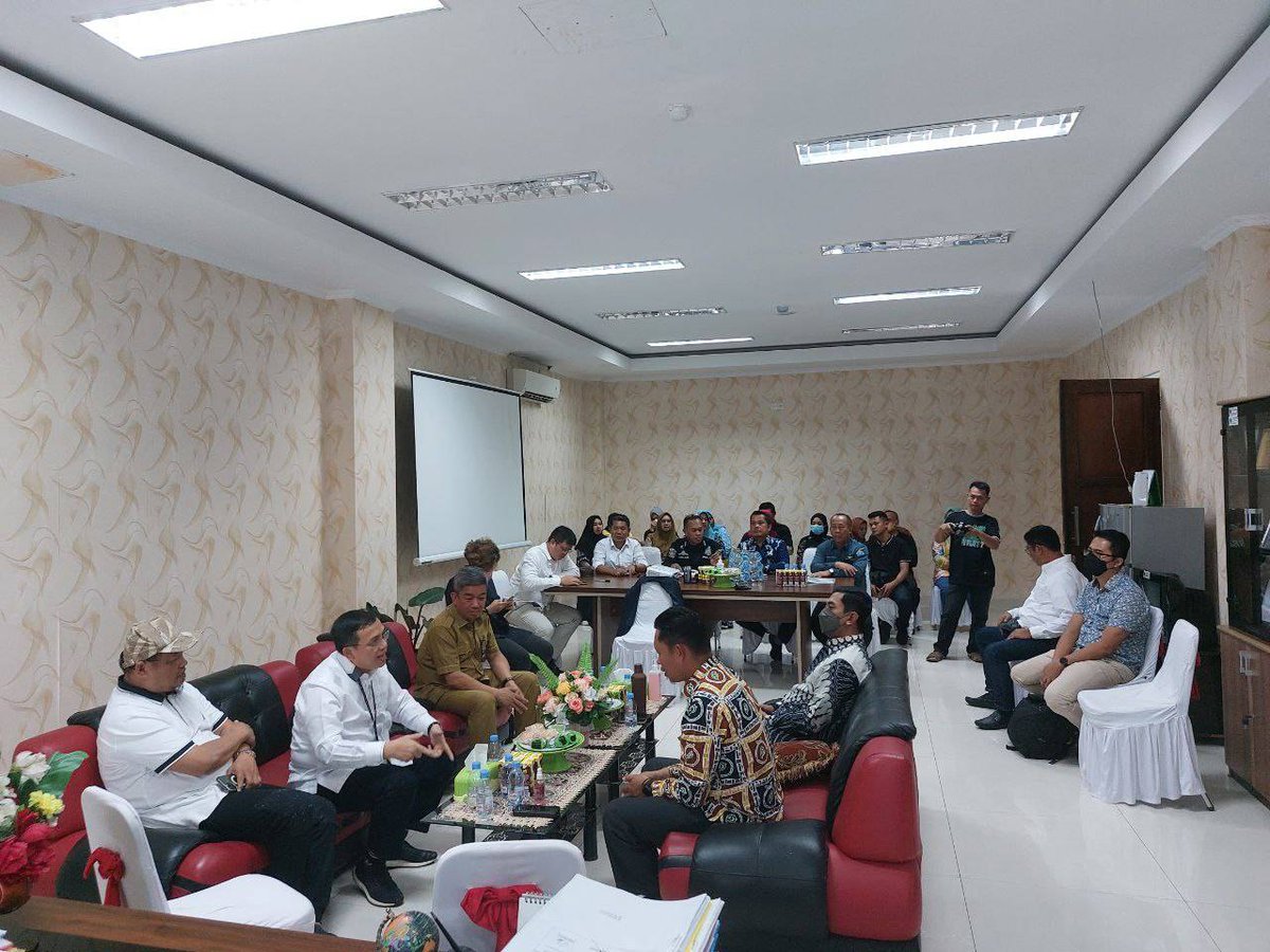 nicoamon's tweet photo. Diskusi mengenai Kesehatan dan tentunya SIMRS dengan Direktur RSUD Kota Kendari bersama dengan Pak Plt. Wali Kota Kendari. 

Thanks Pak Wali dan Pak Dir. Diskusinya sangat positif. Semoga RSUD Kota Kendari selalu sukses https://t.co/jfUDWsF4bA