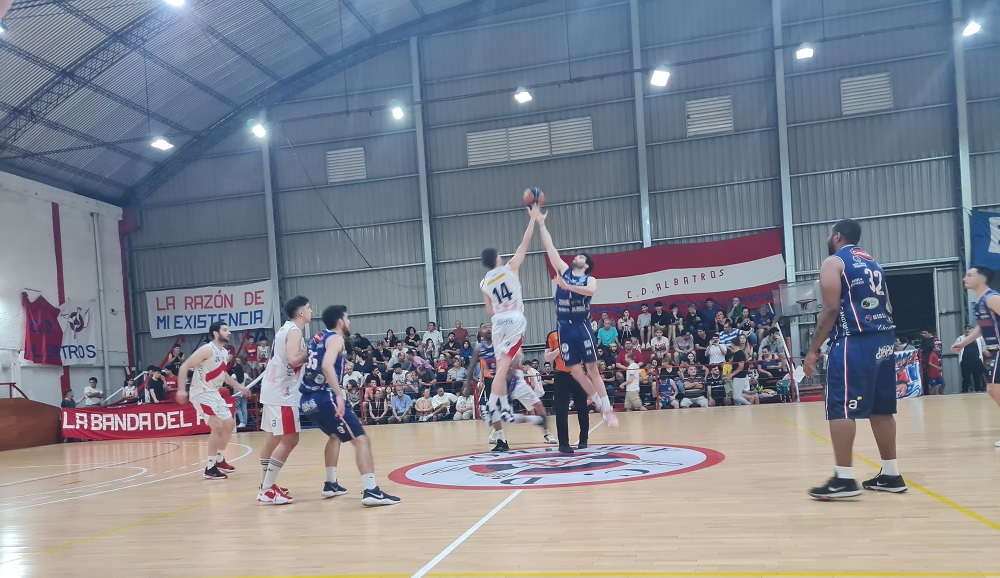 BasquetTotal's tweet photo. #DTAxBT | SUFRIENDO VALE DOBLE

En su visita al gimnasio de Albatros, Deportivo Paysandú se impuso 84 a 81 con Nicolás Álvarez y Federico Curbelo como principales figuras.

📝: @federico_gd13 

👉 https://t.co/DbRi00FLcl https://t.co/ti656eG8gt