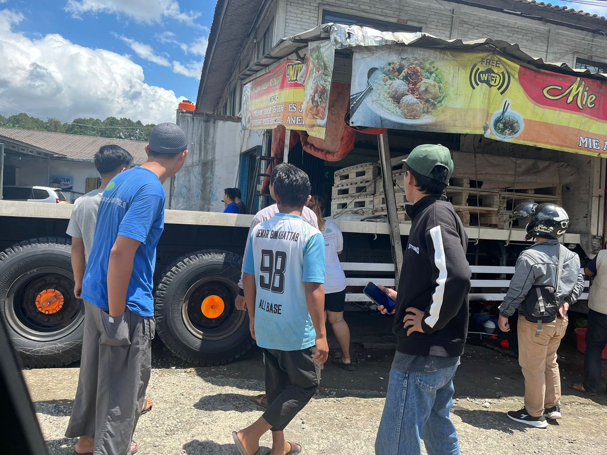 noor_ps2003's tweet photo. @RadioElshinta ada truk menabrak warung bakso di jalan arah ke Cibadak https://t.co/FahTj47OUT