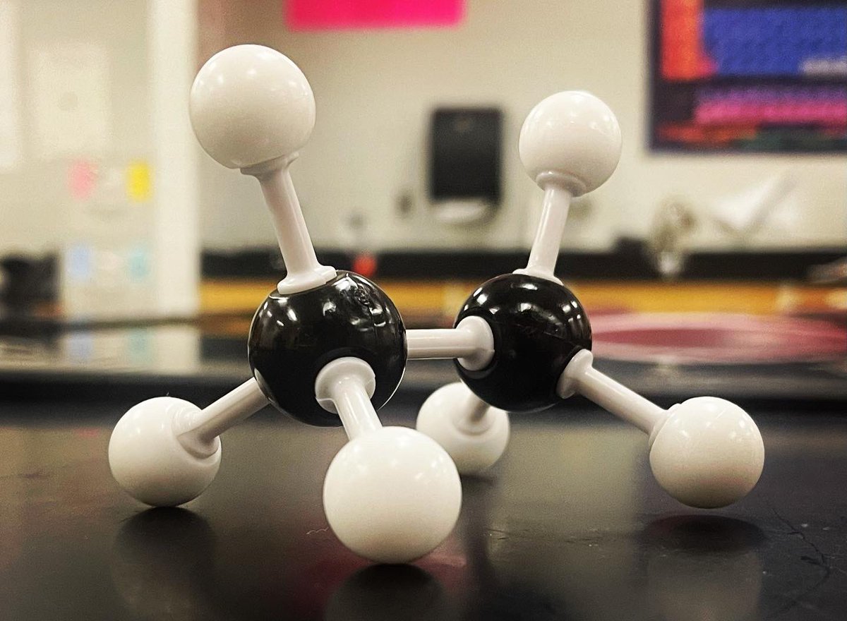 ScienceNutt's tweet photo. We enjoy playing with our molecular kits- building compounds and discussing the types of bonds. #physicalscience #atoms #elements #compounds #covalentbonds #ionicbonds #metallicbonds #mmswolves #middleschoolteacher #middleschoolscience #science #scienceisfun #handsonlearning https://t.co/dRoqWOdkJI