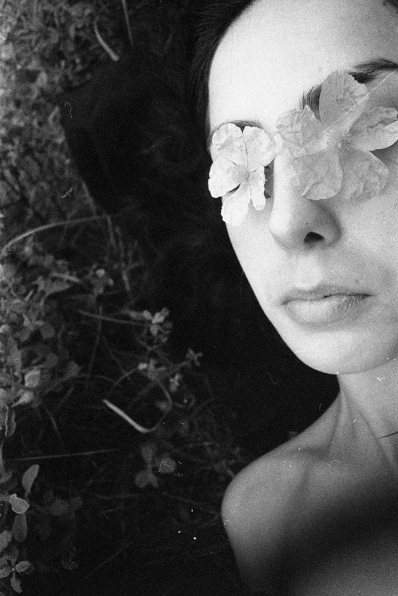 dynobl's tweet image. She slept, awoke, and finally blossomed into eternity.
From the collection &quot;Where i belong&quot;

&quot;Leyl&quot; 10 Eds.  2.0 #XTZ 

#collection #woman #darkness #35mm
#analogphotography #darkroom 
objkt.com/asset/KT1Pc7AE…