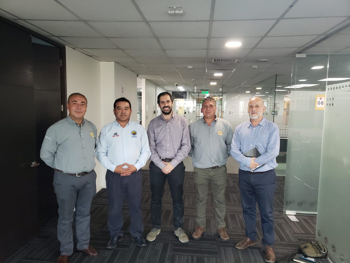 fedecamChile's tweet photo. Camioneros de #Chile, se reúnen con ministro de economía, Nicolas Grau, donde trataron importantes temas de las políticas económicas que afectan a los camioneros y se planificó una agenda de trabajo con cuatro relevantes temas de trabajo. https://t.co/HrMt16sEma