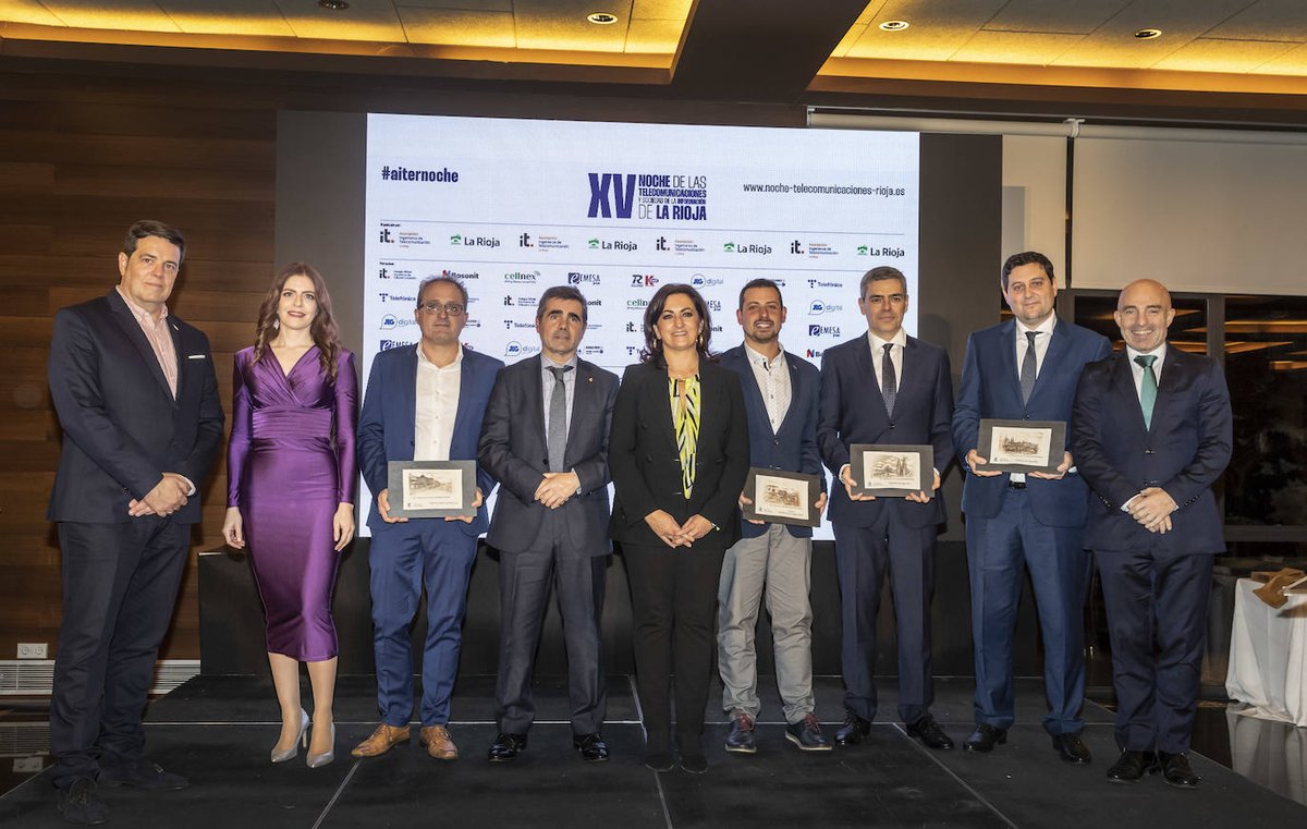 Foto de familia de premiados y autoridades en #aiternoche . Sin duda un velada muy agradable:
<a href="/Elliot_Cloud/">Elliot Cloud</a>
<a href="/Hiberus/">hiberus</a> <a href="/GrupoOsaba/">Grupo Osaba</a>
<a href="/RiojaBordon/">BodegaFrancoEspañola</a>
<a href="/oalonsoh/">Óscar Alonso Hernández</a>