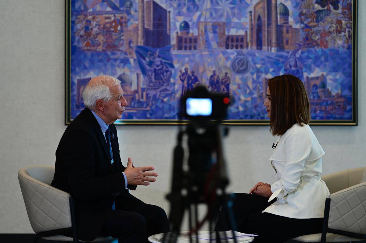 EU_Tashkent's tweet photo. HR/VP met with Uzbekistan 24 TV channel to discuss goals of EU-CA events held in Samarkand, #GlobalGateway opportunities for connectivity, #Digitalisation, #Transpot, #Water & #Energy, results of the meeting with @president_uz, relations & perspectives of cooperation with 🇺🇿& CA https://t.co/qXRqDGcfqc