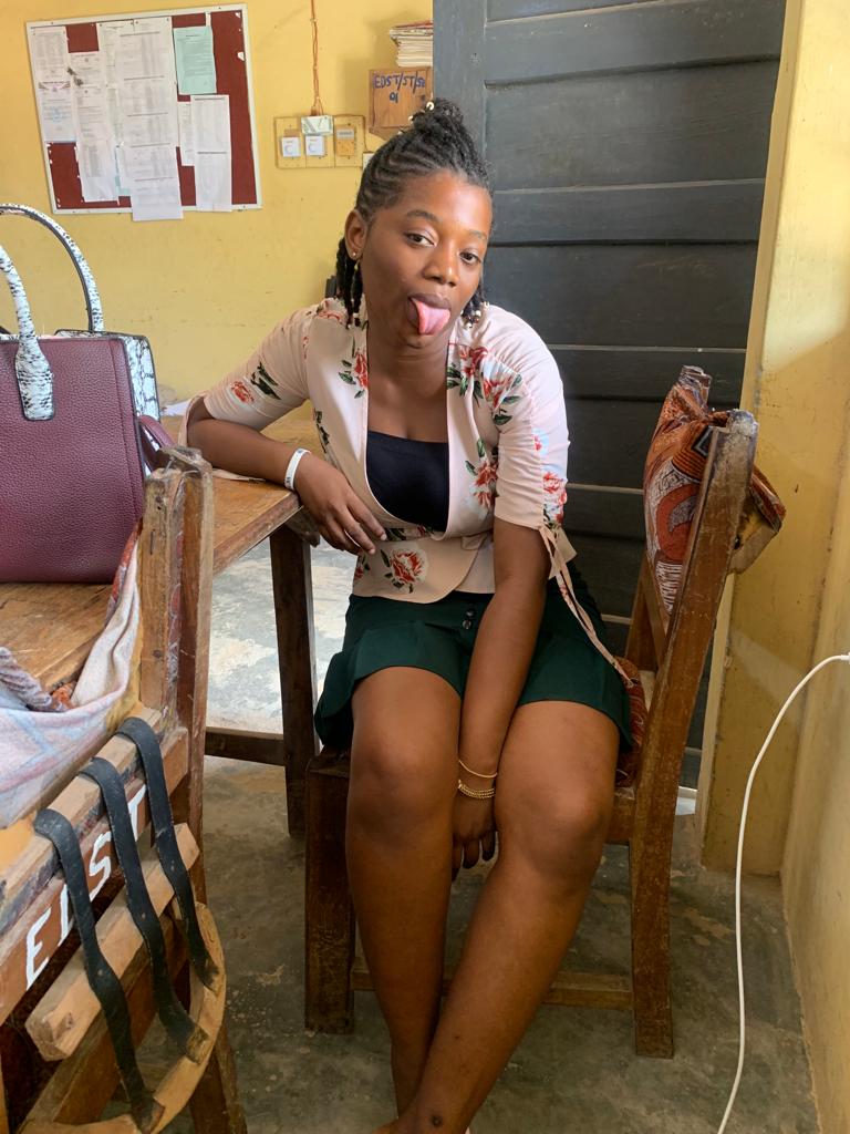 akuahwritess's tweet photo. My department need new chairs 😔😭 https://t.co/qDPsGkJUHm