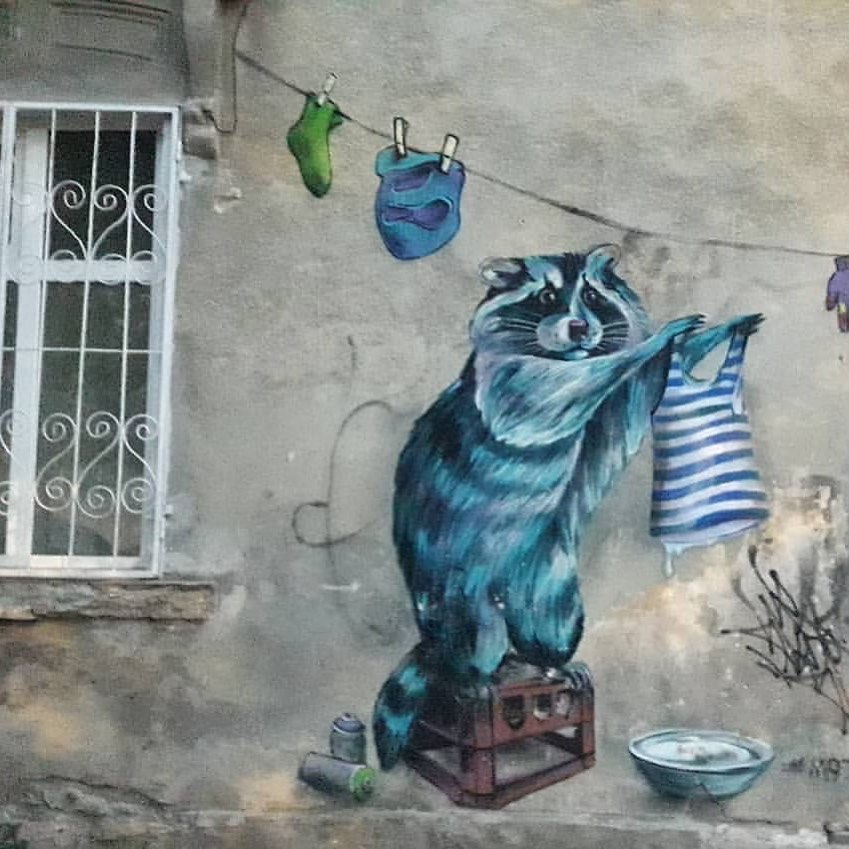 🇺🇦How awesome is this raccoon graffiti from Odesa❤️