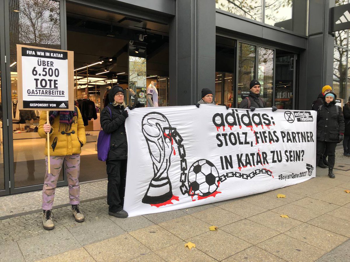 + BREAKING +

Einen Tag vor Beginn der Fußball #Weltmeisterschaft in #Katar blockierten aktuell ca 20 Umwelt- & Klimaaktivist*innen von Extinction Rebellion den Eingang des #Adidas-Flagship-Stores in der Tauentzienstraße, um gegen das Sponsoring der #WM2022 zu protestieren.

🧵1