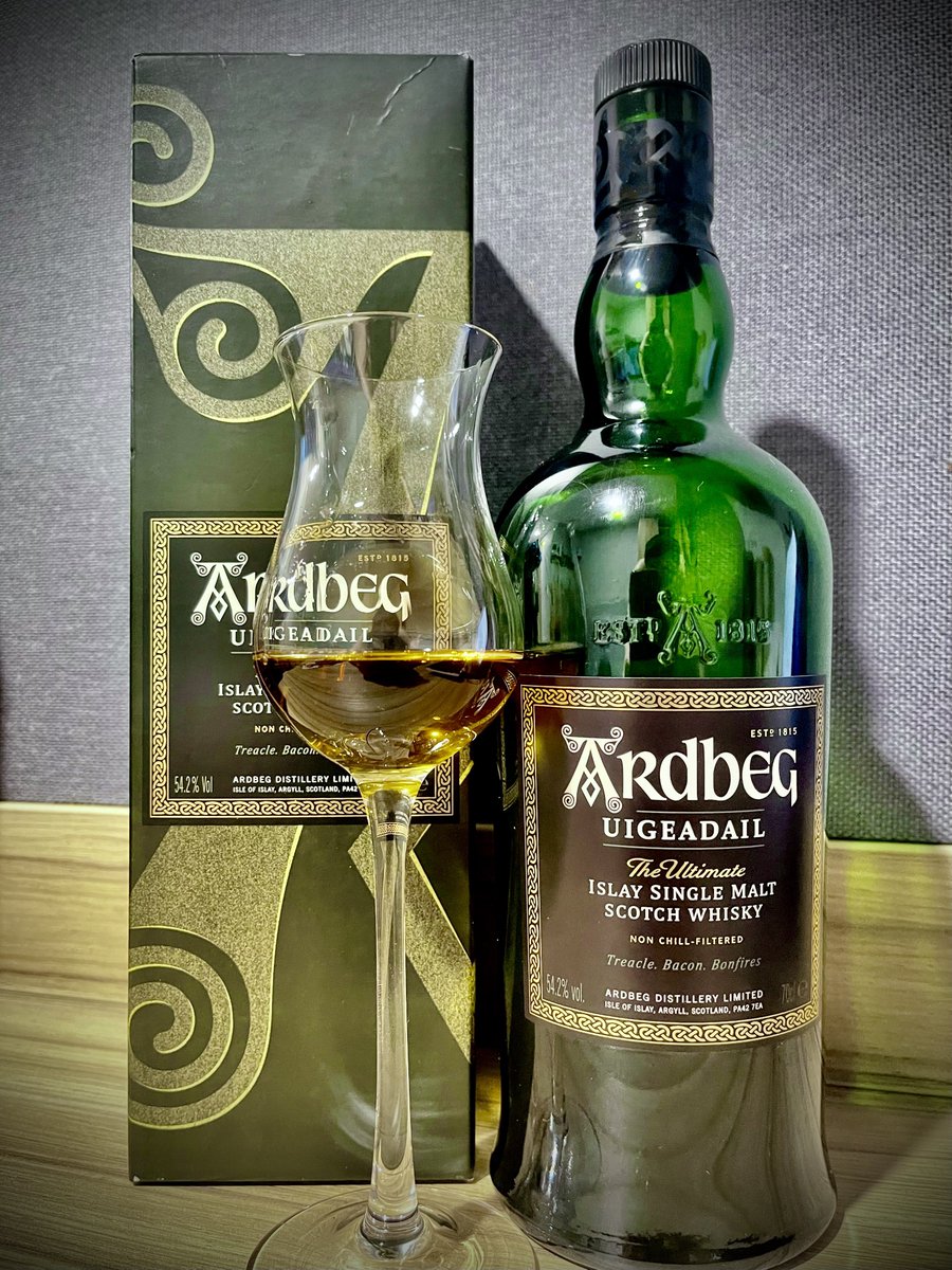 CroviesLi's tweet photo. #Ardbeg Uigeadail

Score 91/100, very balance of peat and sherry.

Strong and rich with peaty tar, brown sugar, dark chocolate, ripe fruits, Schwarzwlder Kirschtorte, warm cinnamon, black pepper, smoky oak, leather with liquorice.

Photoed on 11.10.2022

#Whisky #tastingnotes https://t.co/NUimqpYzgt
