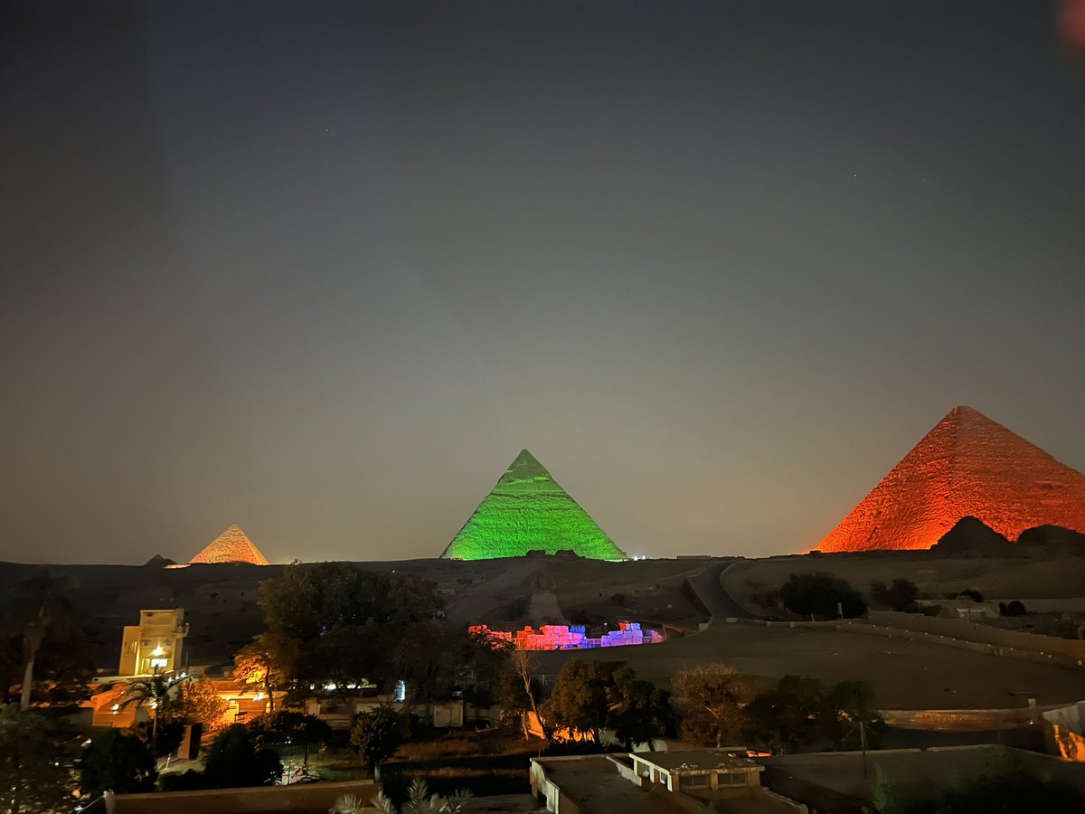 Disfrutando un atardecer y anochecer en Giza.
Admirando la belleza de Keops, Kefren y Miserino