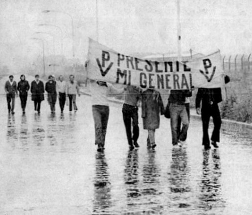 Cantar la marcha y saltar bajo la lluvia de alegría, porque vuelve el general después de 18 años y dos meses. Los #peronistas sabemos de luchas, porque una #Argentina justa, libre y soberana, NO ES sin el #Peronismo.

#DiaDeLaMilitancia