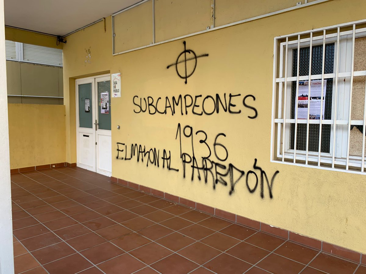 psoesanlorenzo's tweet photo. Así ha amanecido la casa del pueblo en #SanLorenzodeElEscorial

Una vez más, dejan claro que el odio y la intolerancia no ha desparecido y que le Ley de Memoria Democrática es necesaria

Sus pintadas no conseguirán que demos un paso atrás en avances de libertades y derechos https://t.co/AdDVkybw28