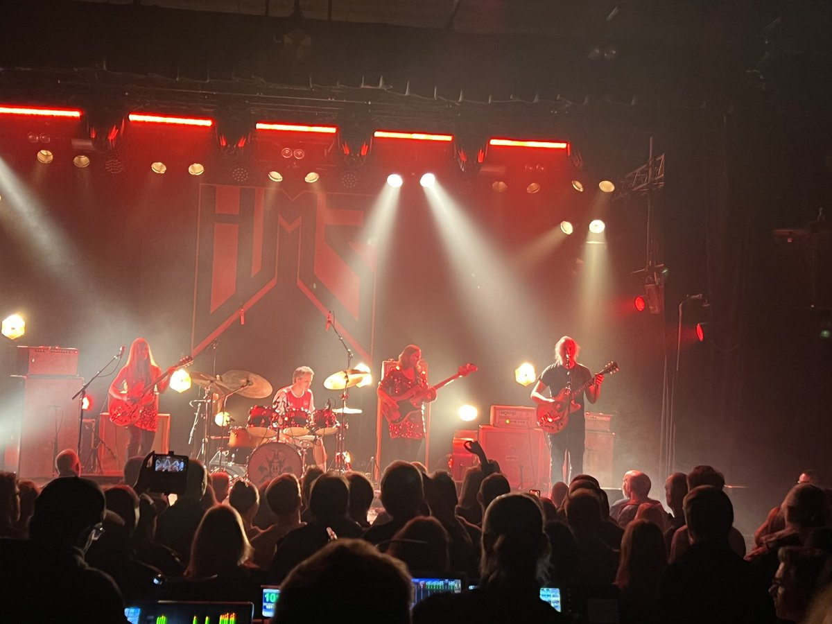 Wow. Just wow. Surprise visit of <a href="/motorpsychoband/">Motorpsycho</a> Snah with <a href="/HedvigMollestad/">HedvigMollestad</a> 3 at <a href="/parkteatret/">Parkteatret</a> yesterday. What a gorgeous vortex of sound and colour. War Pigs w <a href="/SivertHoyem/">Sivert Hoyem</a> on vocals next time please! How about it <a href="/tonsofrock/">Tons Of Rock</a>?