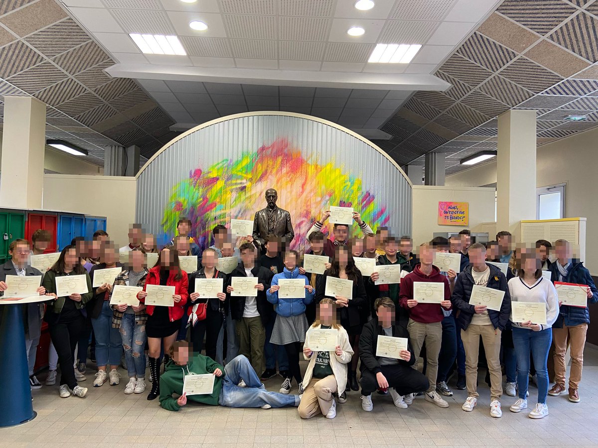 canton_amelie's tweet photo. Cérémonies de remise des diplômes du #BAC et du #DNB à la Cité scolaire de Vouziers. Les élèves se sont déplacés nombreux.
Toujours une certaine émotion à remettre le diplôme à d’anciens élèves de maternelle ou CM2. #PEforever https://t.co/7ZeyQH3pAB