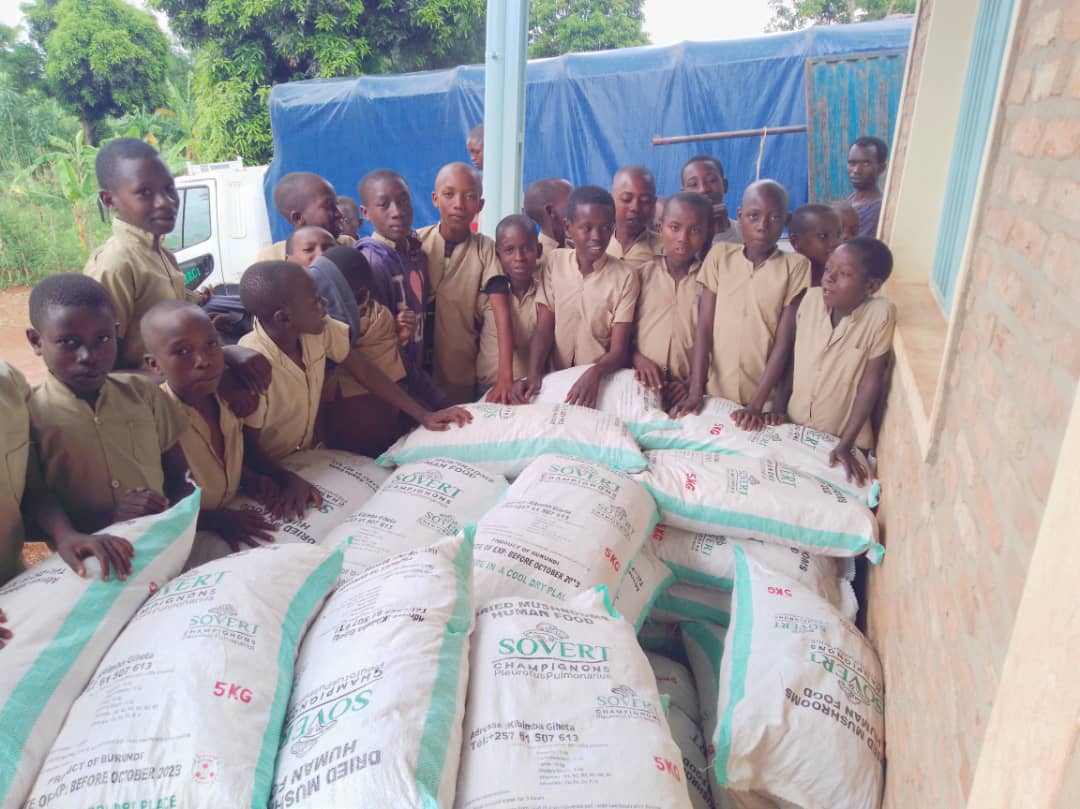 cocide21's tweet photo. Les #champignons pour lutter contre la malnutrition en milieu scolaire au Burundi. La #SOVERT collecte tous les champignons provenant de différents producteurs dont la #COCIDE et les transforme. Les écoliers s'en réjouissent.
SOVERT est un partenaire fiable pour la #COCIDE. https://t.co/MNJ3SzMSOV