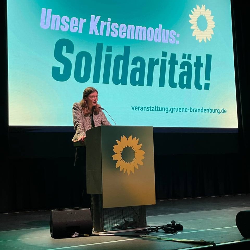 gj_brandenburg's tweet photo. Unser Mitglied @fifithemorrison bringt ihren Dringlichkeitsantrag auf der #ldk22 zur Solidarität mit den Frauen im Iran ein! Die Versammlung lässt ihn mit 98% zu, den Text könnt ihr hier nachlesen: https://t.co/5D6E5Q9Eon https://t.co/uKpgDHvYoP