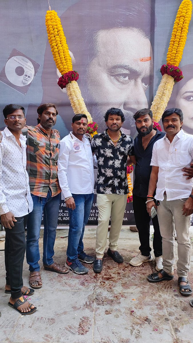 Shankarw1979's tweet photo. नळदुर्गहुन  सोलापूरला @drishyam2 सेलिब्रेशन करण्यासाठी गेलो होतो AJ fans Shankar Waghmare Naldurg Maharashtra @Ajaydevgn95 #AjayDevgn @itsKajolD @ADFFilms @AjaydevgnTm https://t.co/fwpEY8UVLQ