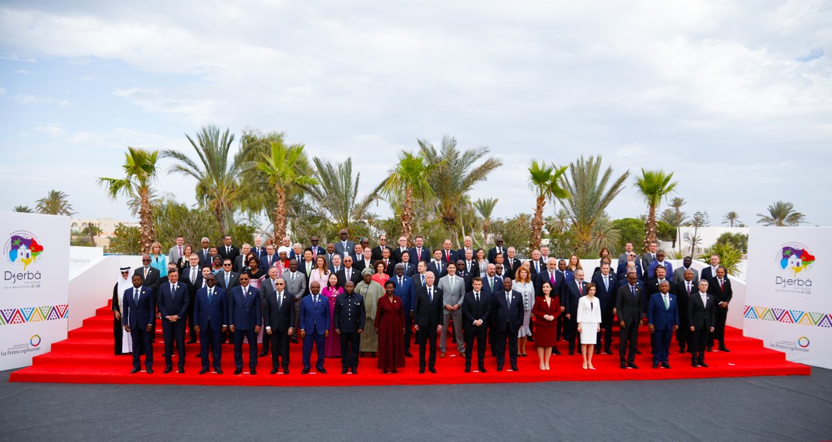 Photo de famille des Chefs d'Etats et de gouvernements et Chefs de délégations des Etats présents à l'ouverture officielle du 18e Sommet de la Francophonie à Djerba.
#SommetDjerba2022 #francophonie