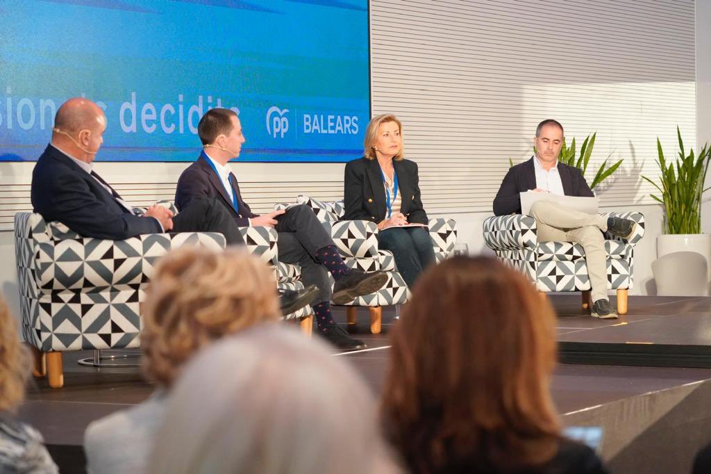 PPdeMallorca's tweet photo. 🎙️@Ll_Galmes modera la taula debat dels Consells insulars “Un Projecte per a Balears” amb els presidents de #Menorca, #Eivissa i #Formentera.

“El Consell és una eina clau pels ajuntaments, és necessari reduir burocràcia i agilitzar tràmits per a facilitar la vida a la gent” https://t.co/cUmFJTHRWi