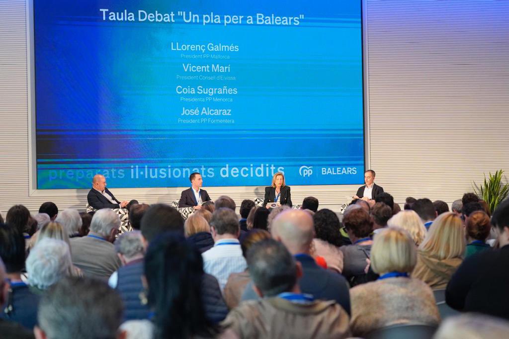 PPdeMallorca's tweet photo. 🎙️@Ll_Galmes modera la taula debat dels Consells insulars “Un Projecte per a Balears” amb els presidents de #Menorca, #Eivissa i #Formentera.

“El Consell és una eina clau pels ajuntaments, és necessari reduir burocràcia i agilitzar tràmits per a facilitar la vida a la gent” https://t.co/cUmFJTHRWi