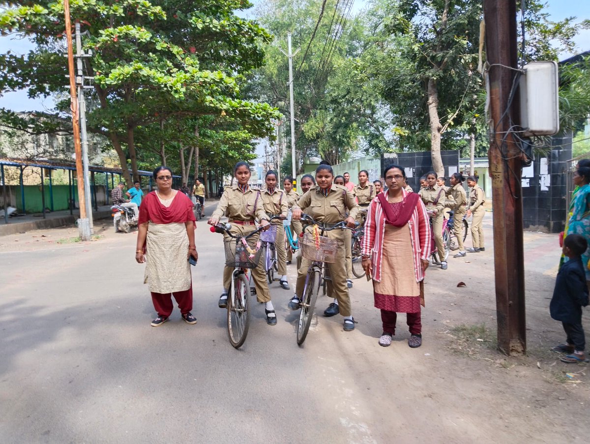 RayagadaNcc's tweet photo. 2(0) Girls Bn NCC Rayagada unit under( GGHS Rayagada school)conducted  Today Cycle Rally....
@SMURALI04433080 
@Sriniva78045045 
@Naveen_Odisha 
@PMOIndia 
@DHE_Odisha 
@kalinga_sagar https://t.co/IjM06iJnW6