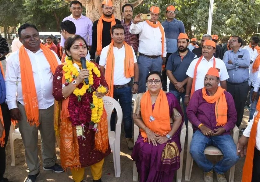 "કમળ ખીલશે,ગાંધીનગર જીતશે"

ગાંધીનગર મહાનગરપાલિકાના વોર્ડ નંબર-9ના સેકટર-3 ખાતે નાગરિકો દ્વારા અભૂતપૂર્વ જનસમર્થન મળ્યું 

#AgresarGujarat #BJP4Gandhinagar #ભરોસાની_ભાજપ_સરકાર #કમળ_ખીલશે_ગુજરાત_જીતશે #આ_ગુજરાત_મેં_બનાવ્યું_છે #ભાજપ_આવે_છે
