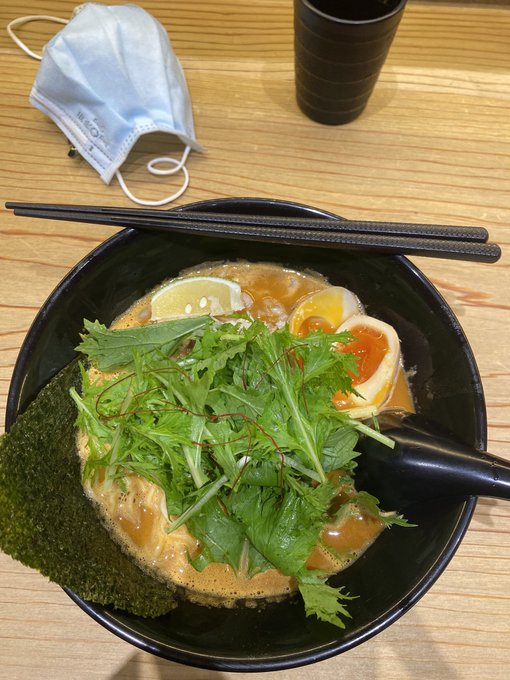 第一次來麵屋竈
這裡的海老拉麵整碗都是蝦膏味
一口吃下去整個鼻腔都是那個味道。
有夠爽,但是吃完這一碗好幾個月都不會想碰蝦子了🤣 