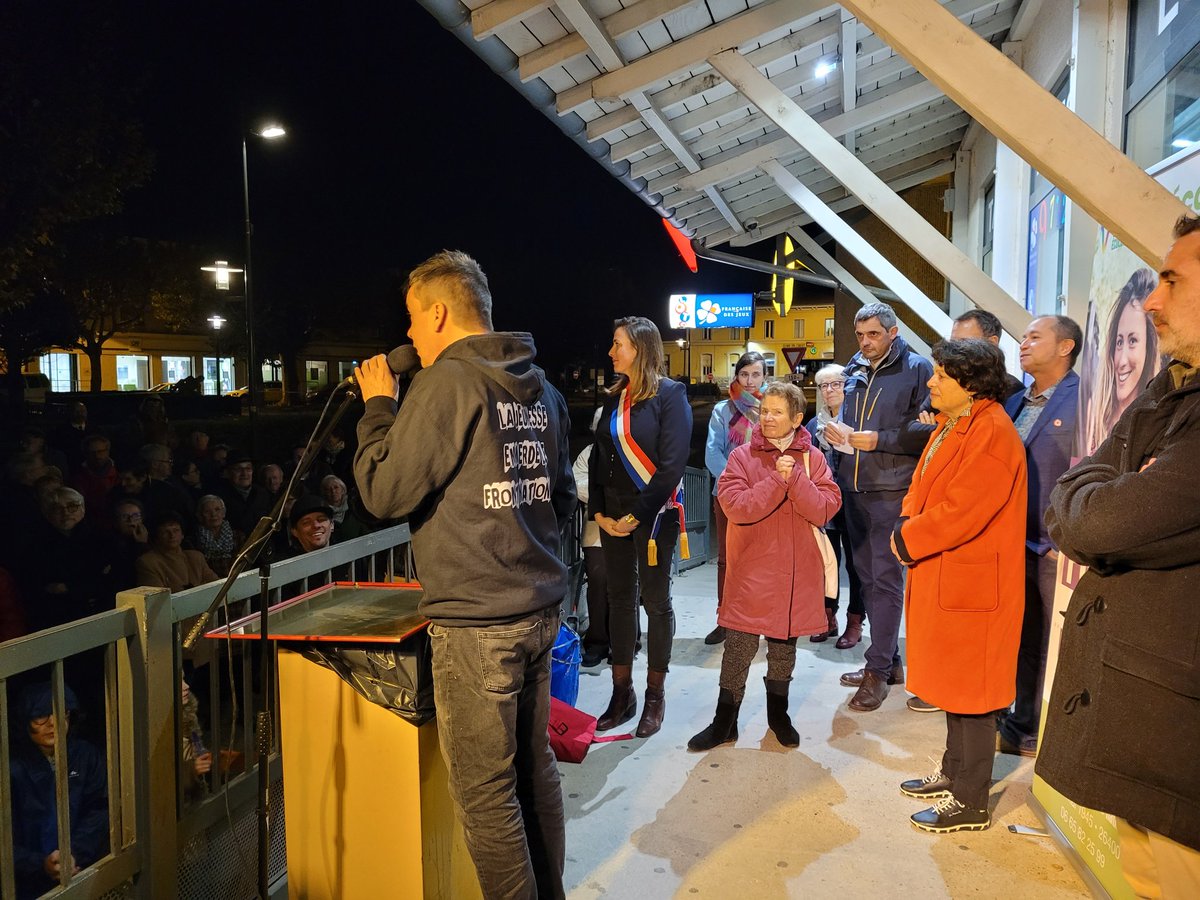 MariePochon's tweet photo. Merci aux plus de 200 personnes présentes pour notre inauguration de permanence à Crest 🥰 Avec courage et détermination, et surtout ensemble, nous sommes une force immense pour transformer la Drôme et changer le monde 🌍

Cette permanence est votre maison, à toutes et tous. https://t.co/PnR5vNyly5